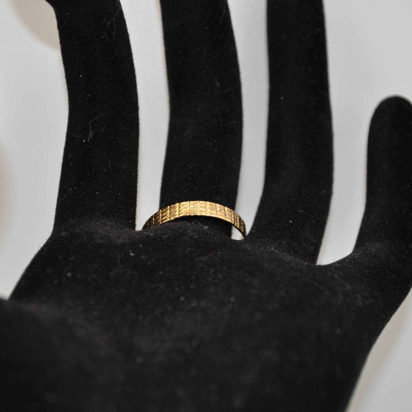 10k Gold Band With Accent Hash Pattern