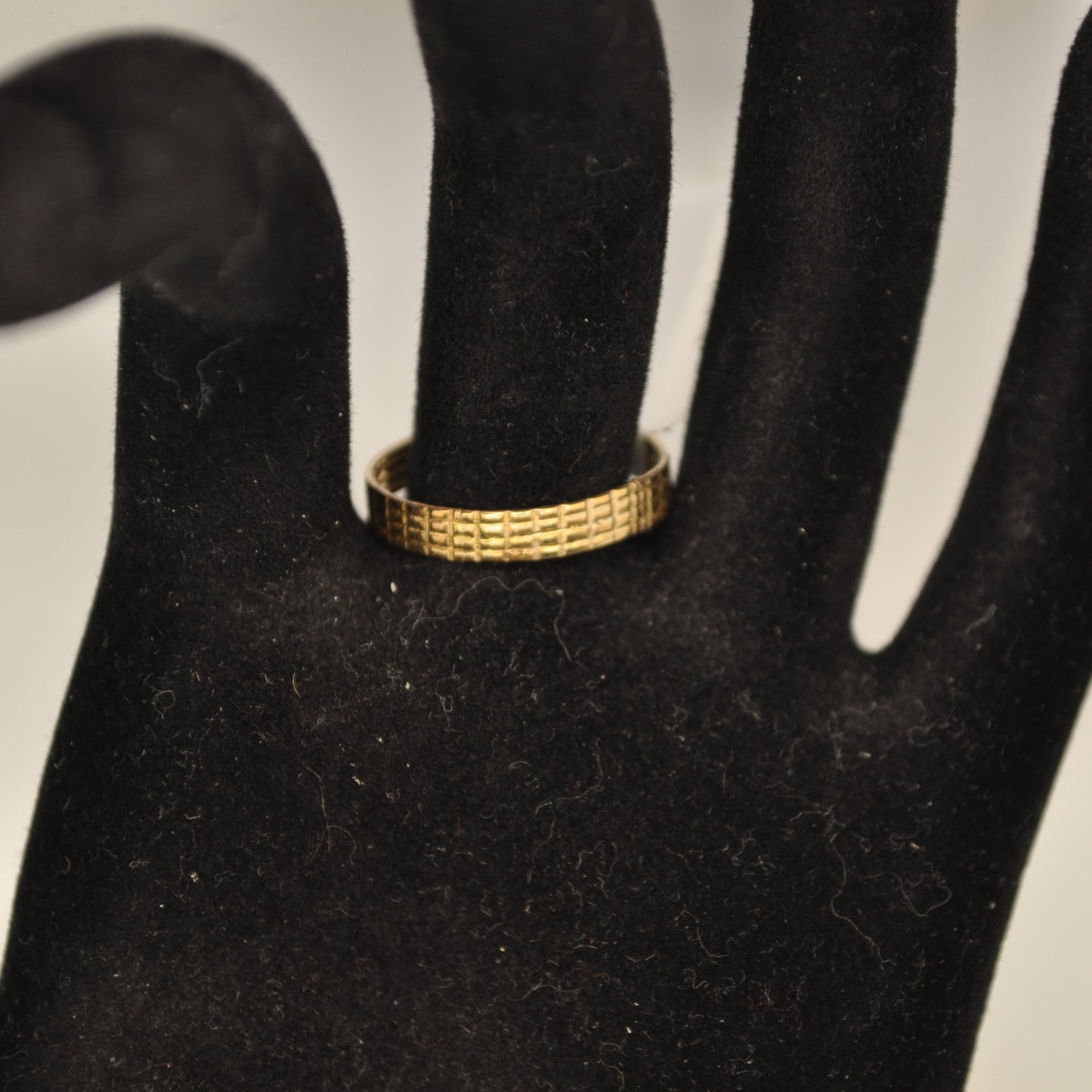 10k Gold Band With Accent Hash Pattern